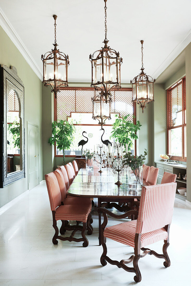 Esstafel mit eleganten Kerzenhaltern und Stühlen in hellem Esszimmer