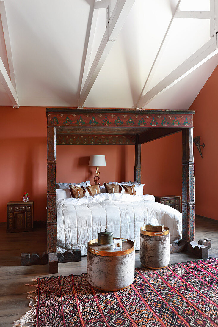 Himmelbett mit kunstvollen Schnitzereien im Schlafzimmer