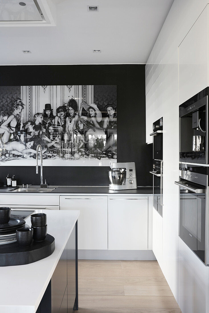 Elegant, open-plan, black-and-white kitchen