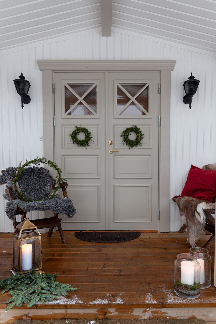 Weihnachtlich dekorierte, überdachte Veranda und Eingangstür