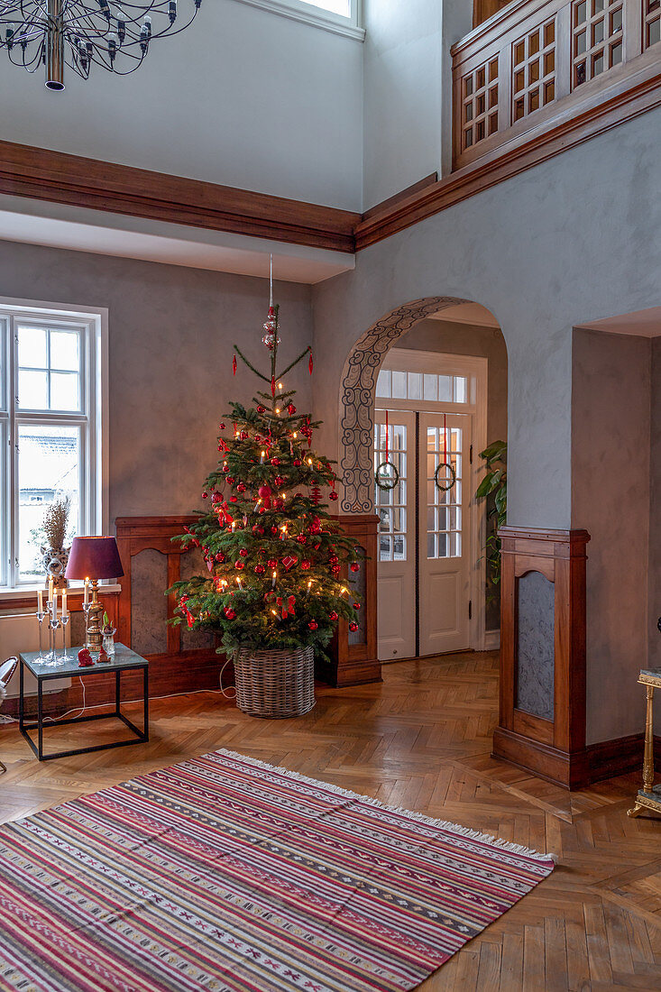 Weihnachtsbaum im Eingangsbereich einer skandinavischen Villa