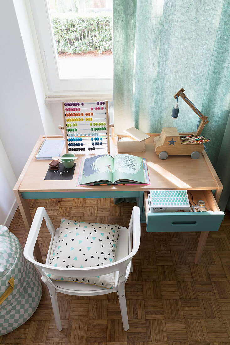 Schreibtisch vorm Fenster im Kinderzimmer in Blau und Weiß