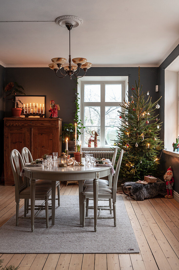 Weißer Esstisch im georgianischen Stil in weihnachtlich dekoriertem Wohnraum