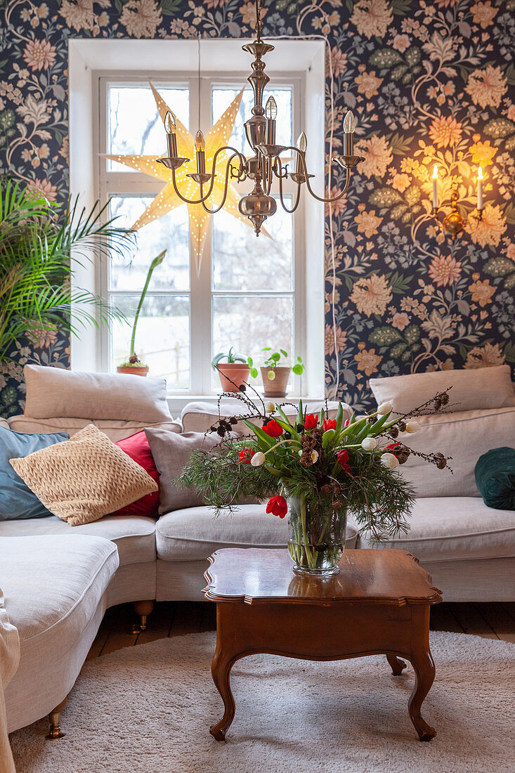 Weißes Übereck-Sofa in weihnachtlich dekoriertem Wohnzimmer mit floraler Mustertapete