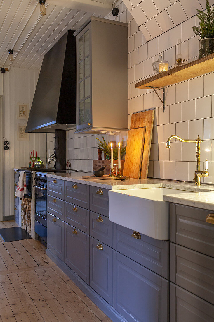 Moderne Landhausküche mit taubenblauen Schrankfronten und weißer Fliesenwand