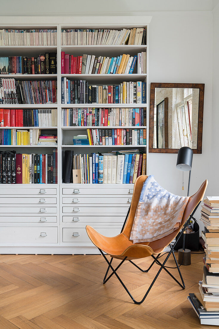 Leseecke mit deckenhohem Bücherschrank und Butterfly Chair