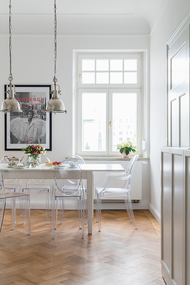 Weißer Tisch mit Stühlen, offenes Regal … – Bild kaufen – 13284595