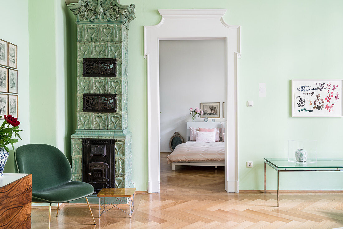 Kachelofen im Wohnzimmer mit grüner Wand