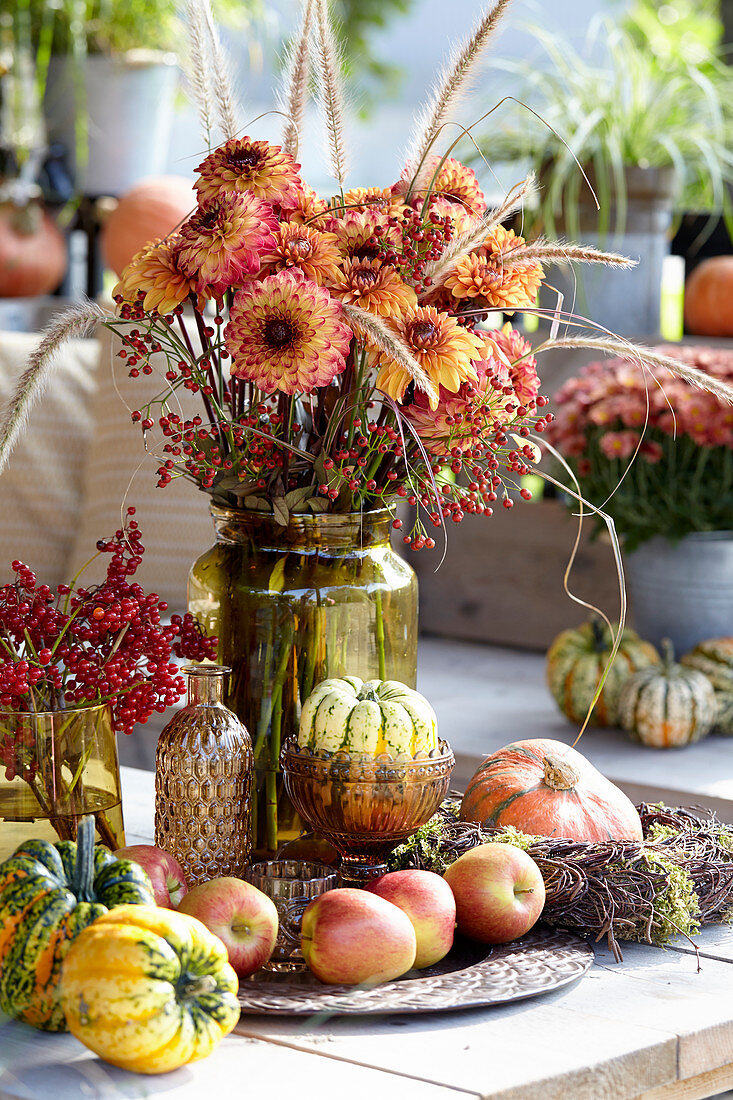 Herbst Arrangement mit Strauß aus Dahlien, Hagebutten und Federborstengras, Kürbisse, Äpfel und Schneeballbeeren