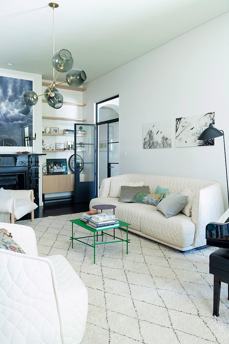 Gestepptes Sofa und weißer Berberteppich in zeitgenössischem Wohnzimmer