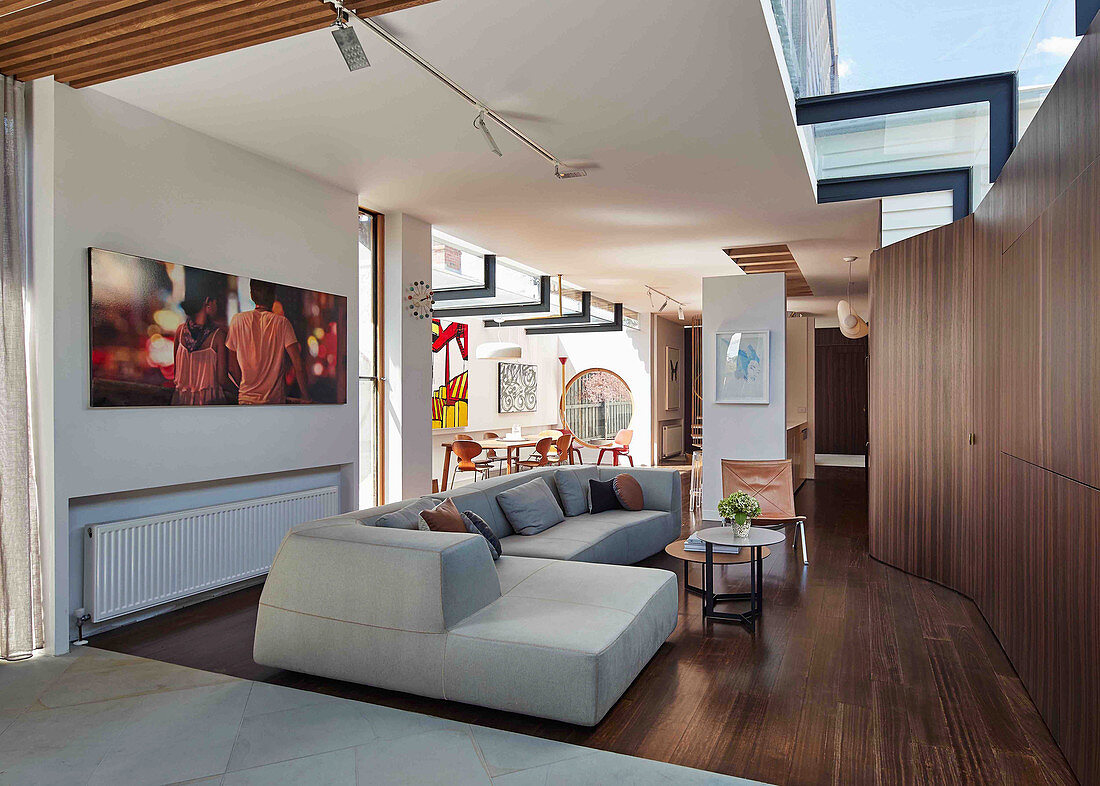 Graues Lounge-Sofa mit Recamiere in Designerwohnung