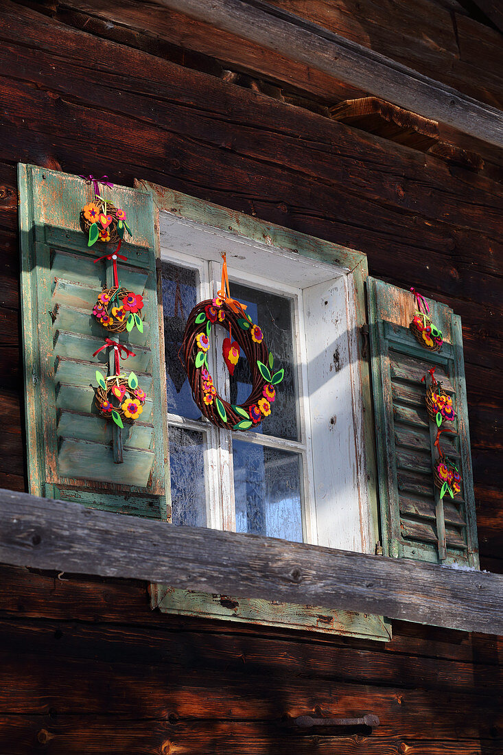 DIY-Fensterkränze aus Weidengeflecht, Filzblättern und Filzblüten