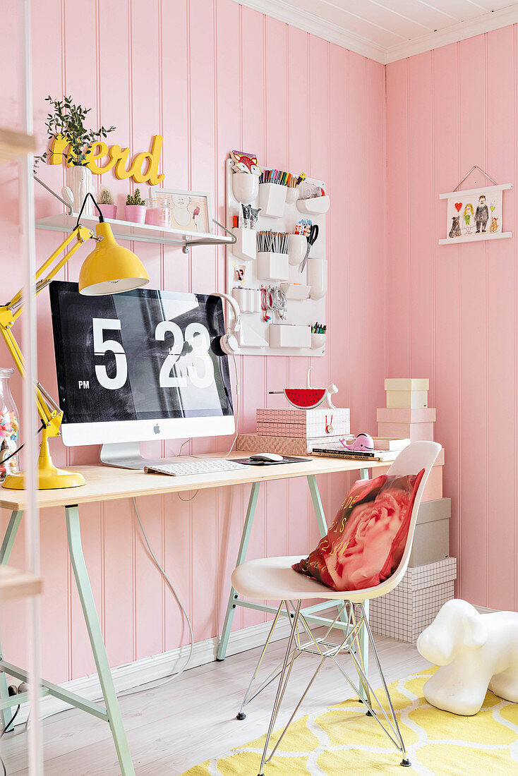 Schreibtisch in femininem Zimmer mit rosa Wänden