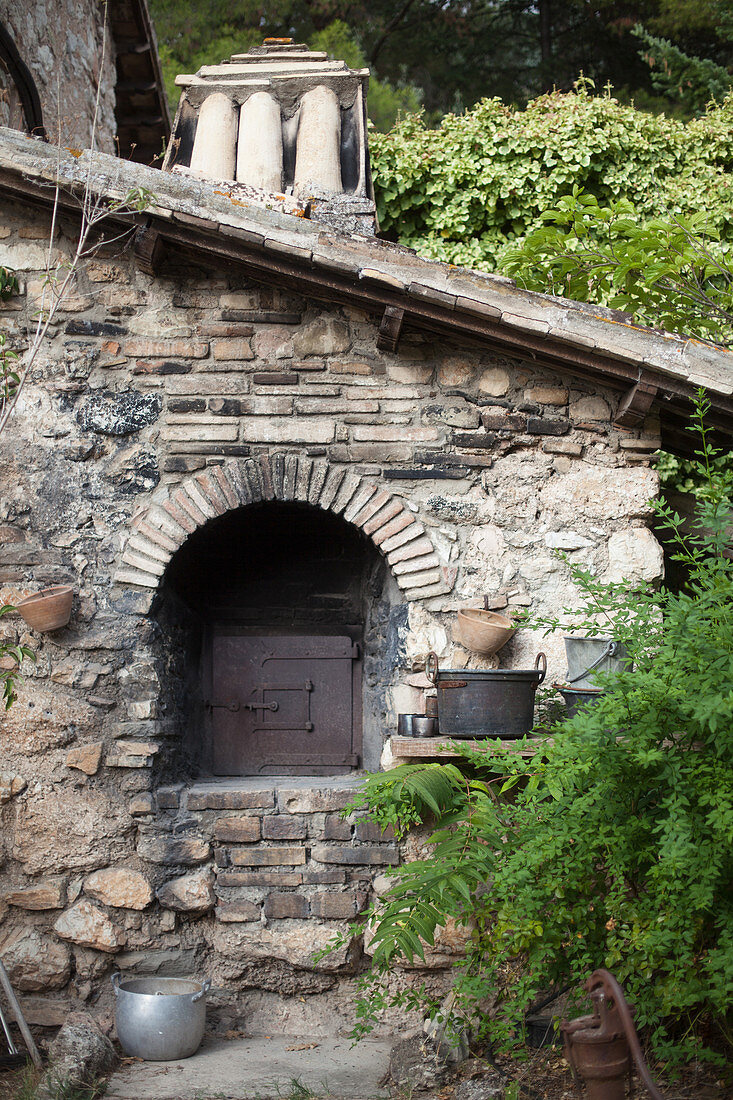 Masonry oven built using bricks and stone