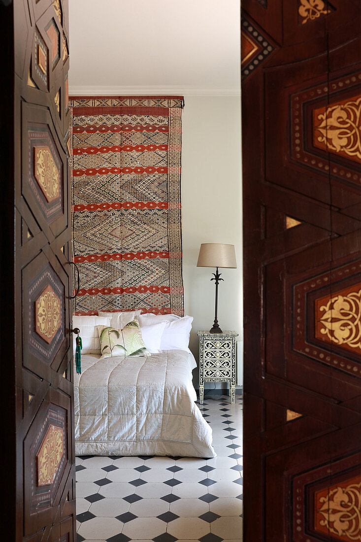 Blick durch eine alte Holztür ins orientalische Schlafzimmer