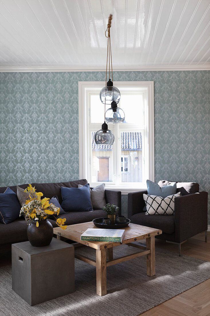Wohnzimmer im Skandinavischen Stil mit blauer Tapete