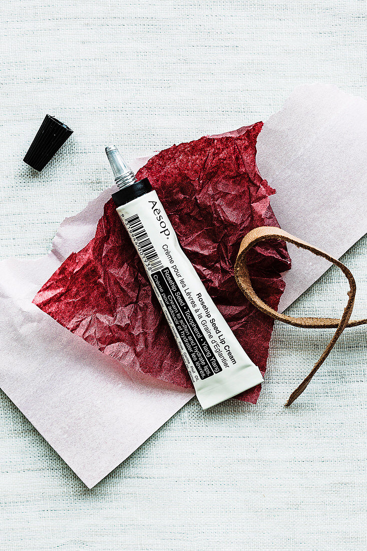 Lippenbalsam auf rotem Geschenkpapier