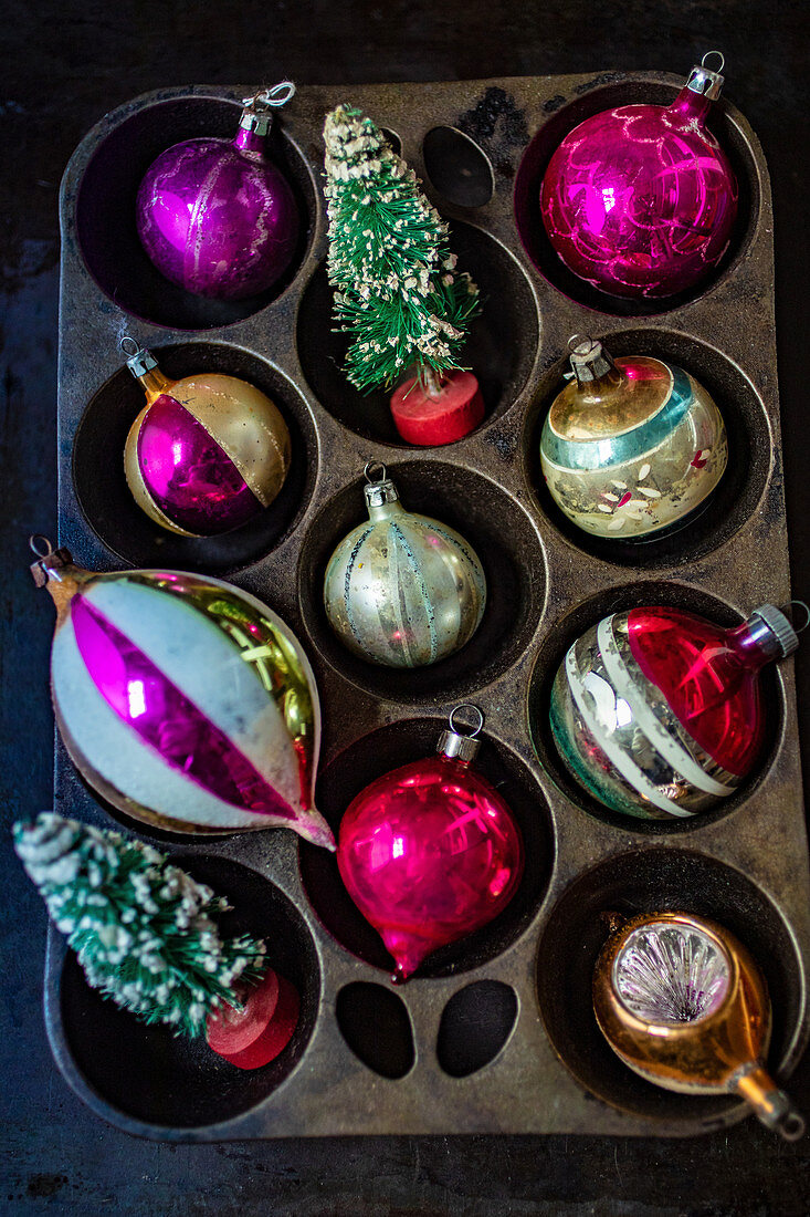 Christmas decorations (colourful baubles)