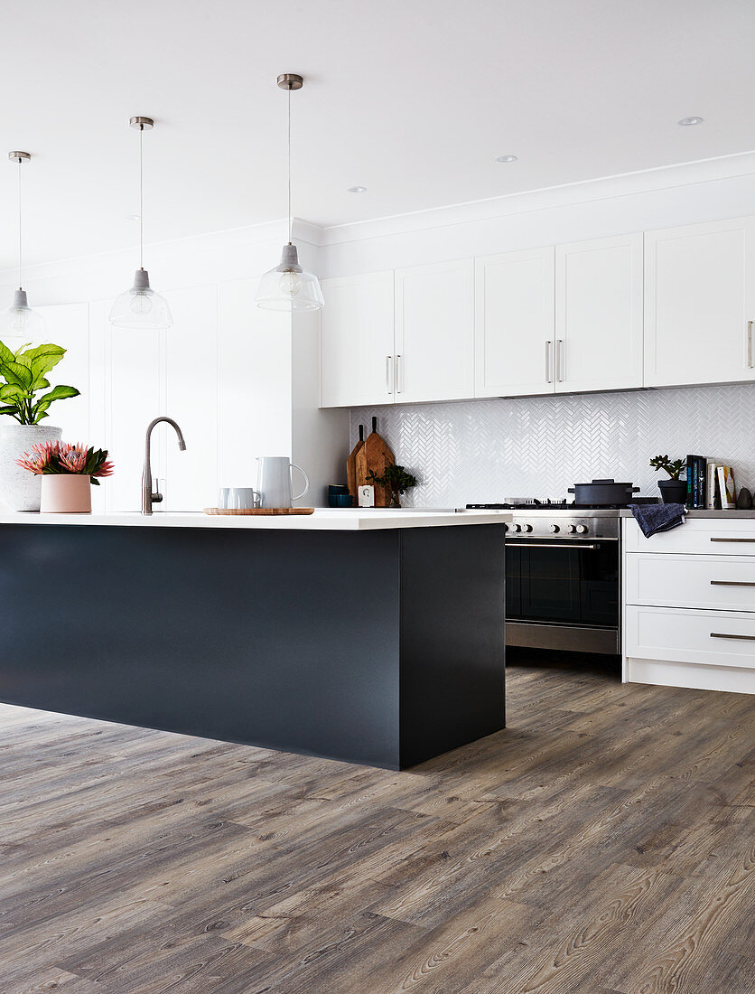 Moderne offene Küche mit schwarzer Kücheninsel und weißen Fronten
