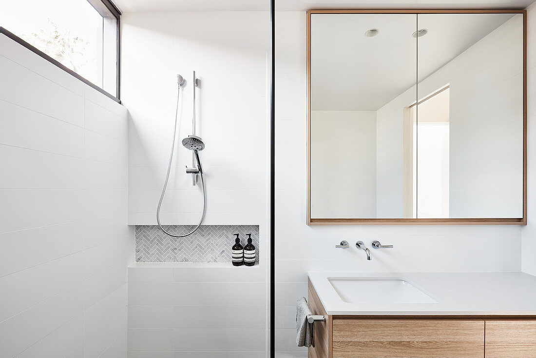 Modernes Bad mit klarer Linie und quadratischem Spiegel