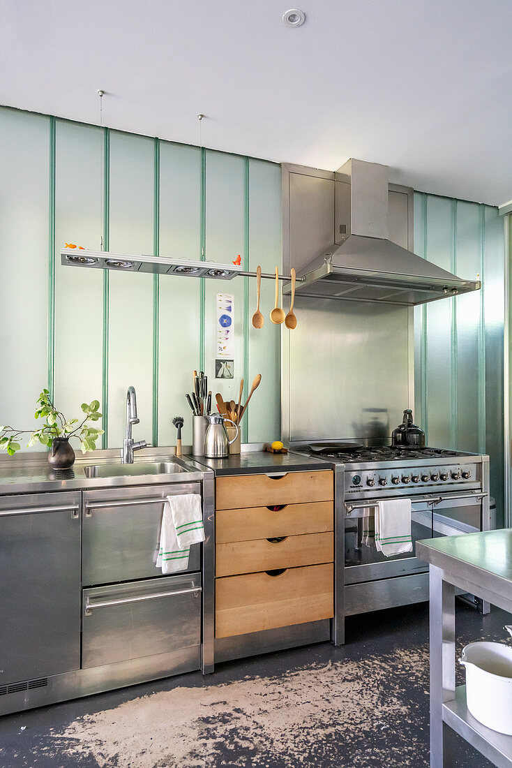 Küchenzeile, mit Edelstahl und mit Holzfront vor satinierter Glaswand
