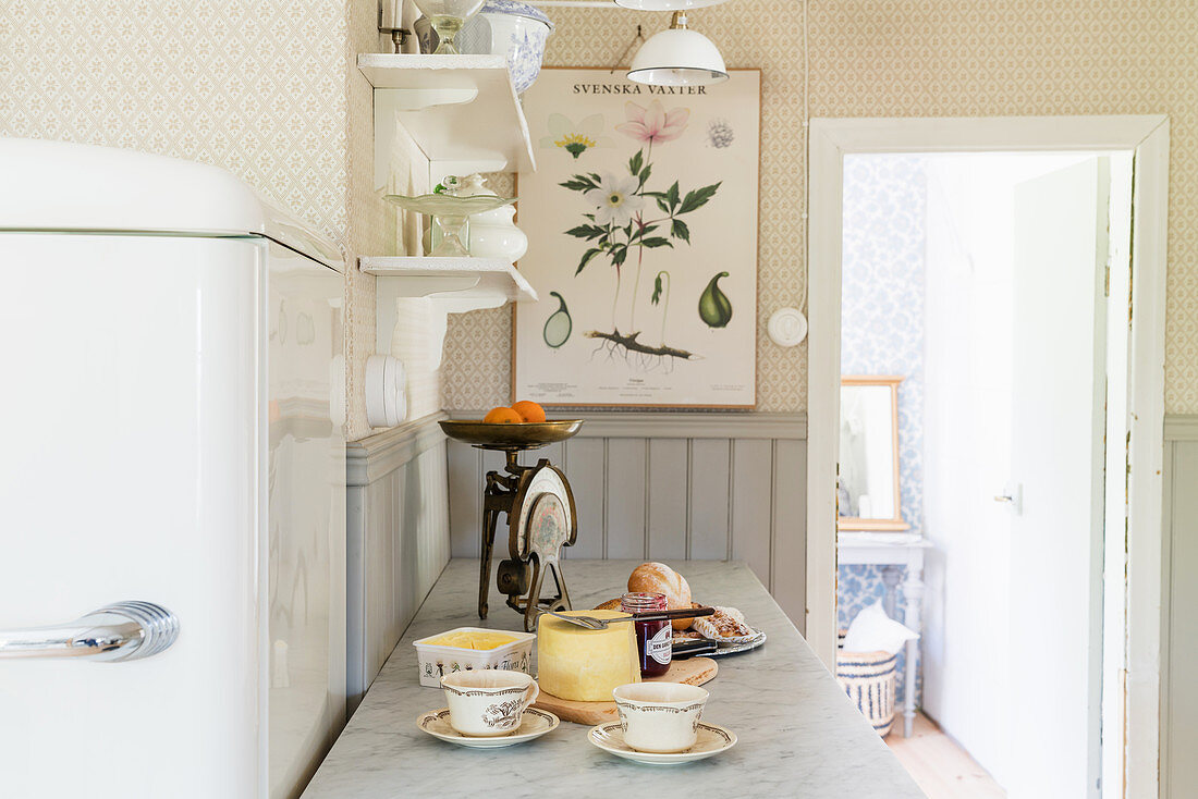 Helle Küche im nostalgischen Landhausstil mit Retro-Kühlschrank