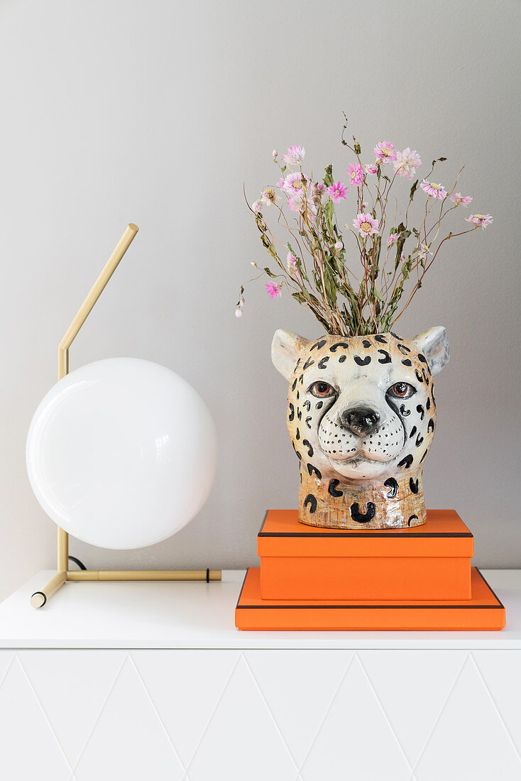 Tischleuchte mit Kugel und Vase in Form eines Gepardenkopfes