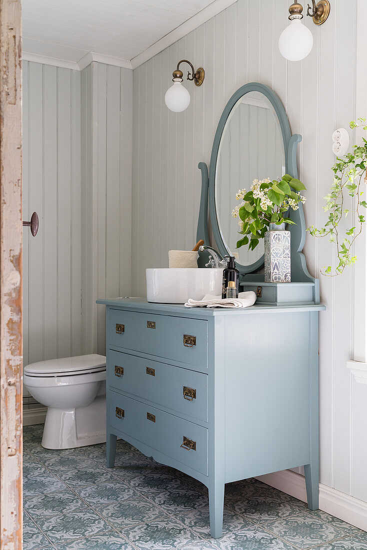 Badezimmer im Landhausstil mit blauer Kommode mit Spiegelaufsatz als Waschtisch