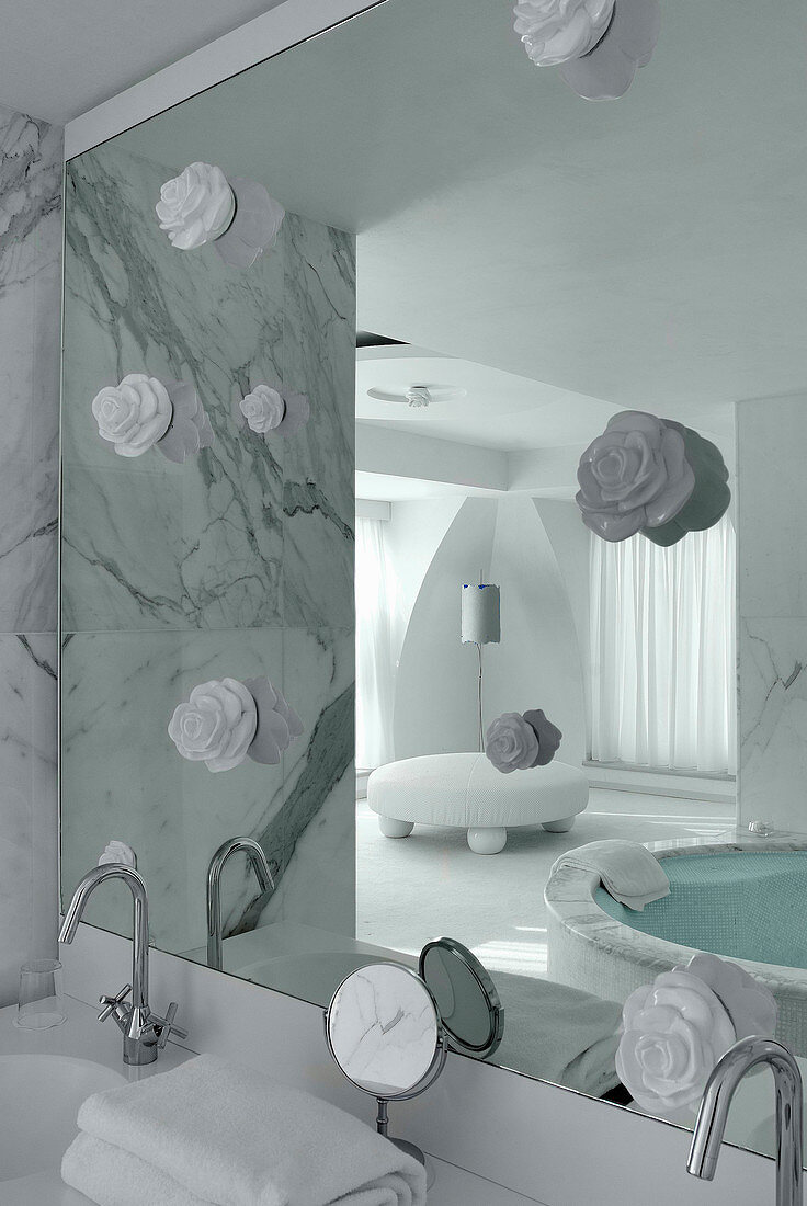 Designerspiegel in luxuriösem Suite mit Whirlpool