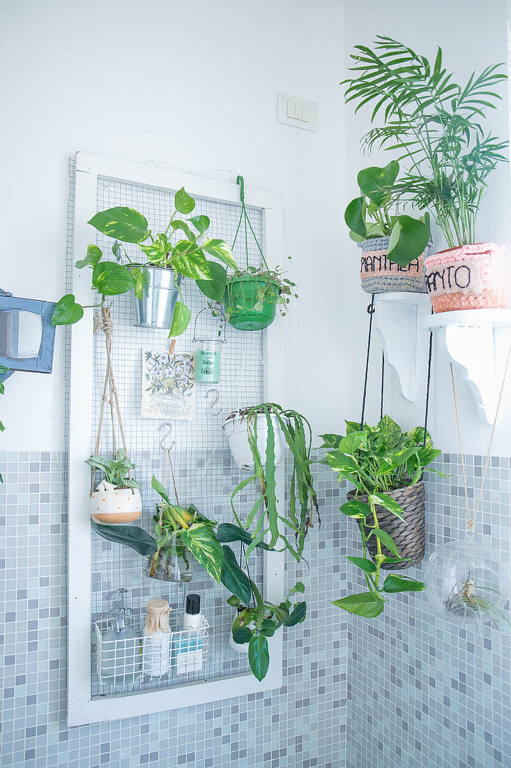 Grünpflanzen im Badezimmer mit Mosaikfliesen