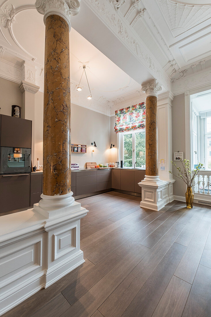 Open-plan kitchen with stucco and pillars in Wilhelmine-era villa