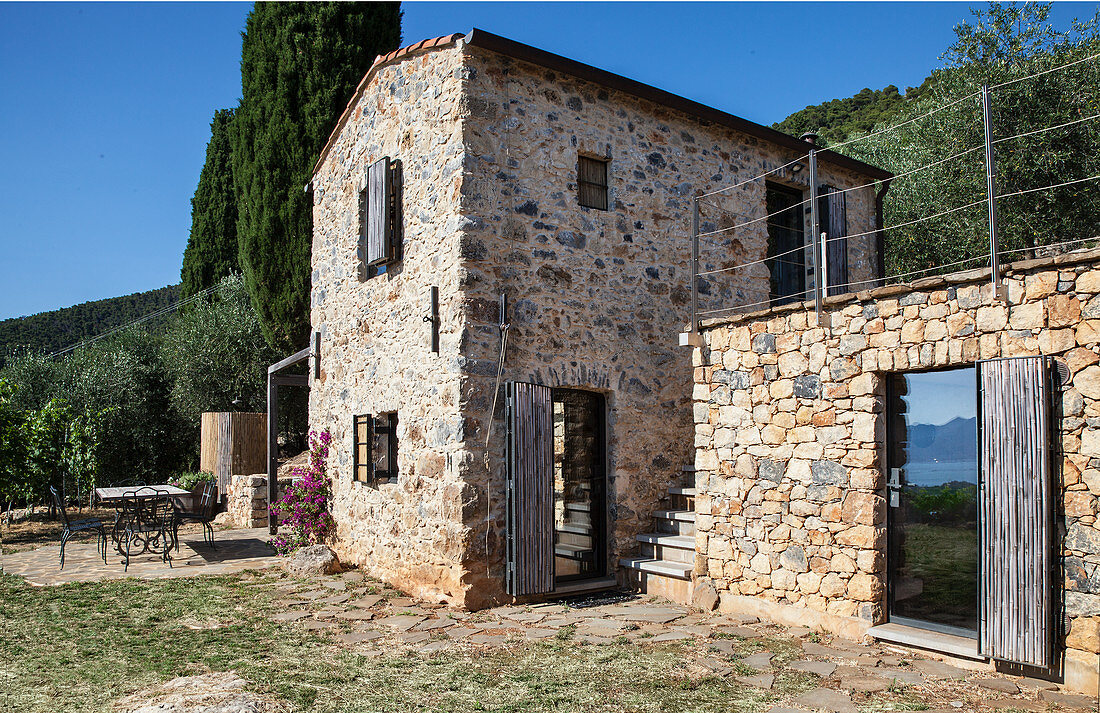 Rustikales Natursteinhaus in Italien mit Terrasse und Garten