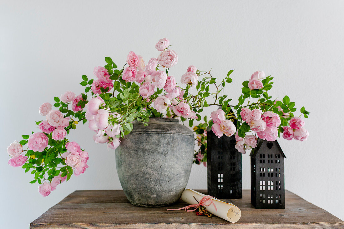 Blühende Rosenzweige als Strauß in der Vase
