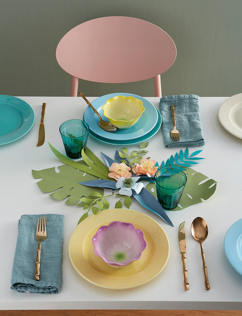 Gedeckter Tisch mit DIY-Papierblättern und Papierblüten dekoriert