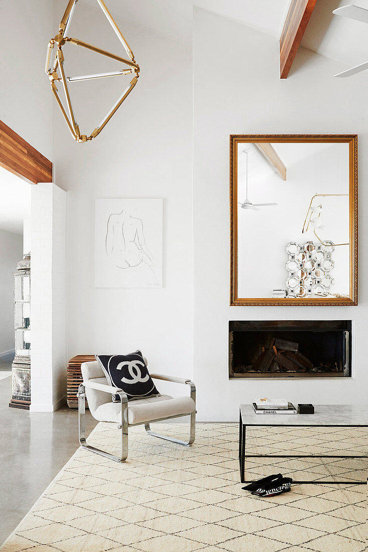 Moderne Eleganz im Wohnzimmer mit hoher Decke und Kamin