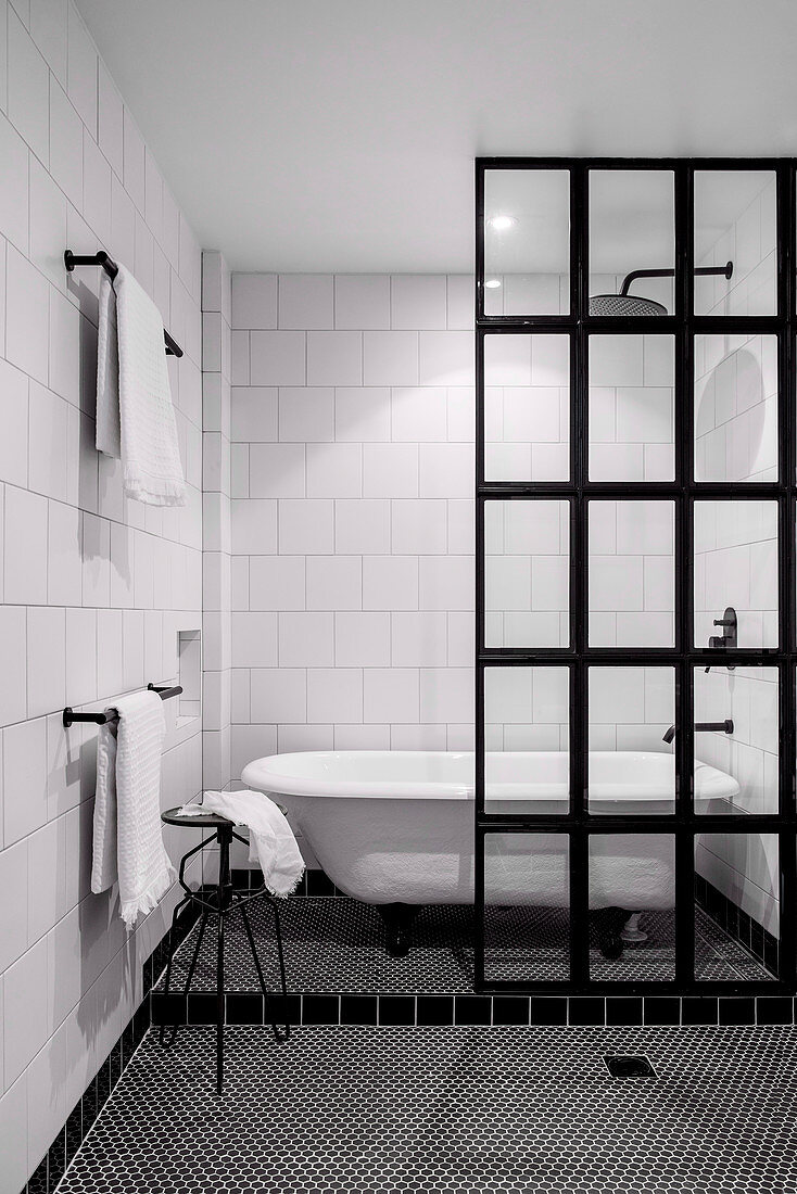 Freistehende Badewanne im klassischen Bad in Schwarz-Weiß