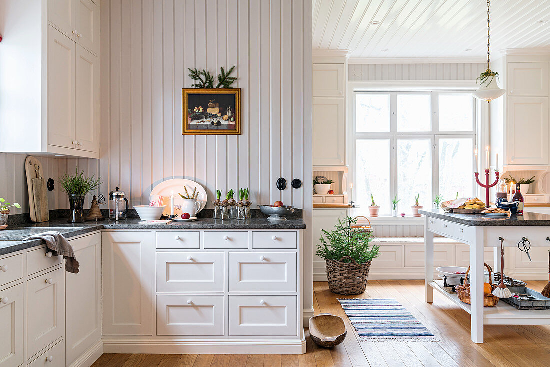 Großzügige weiße Landhausküche in renoviertem Herrenhaus