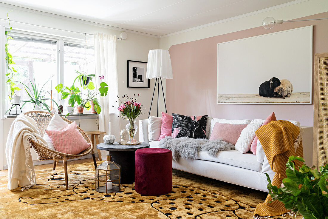 Feminines, glamouröses Wohnzimmer in Rosa und Ocker