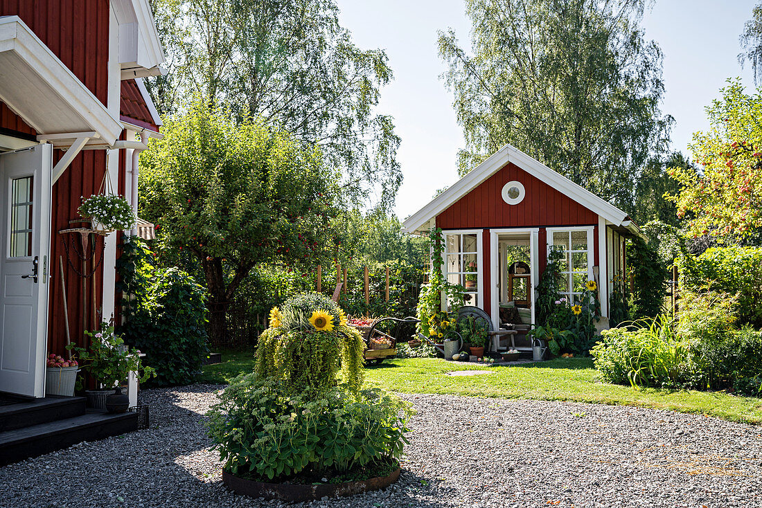 Hof eines Schwedenhauses mit Sommergarten und Gartenhaus