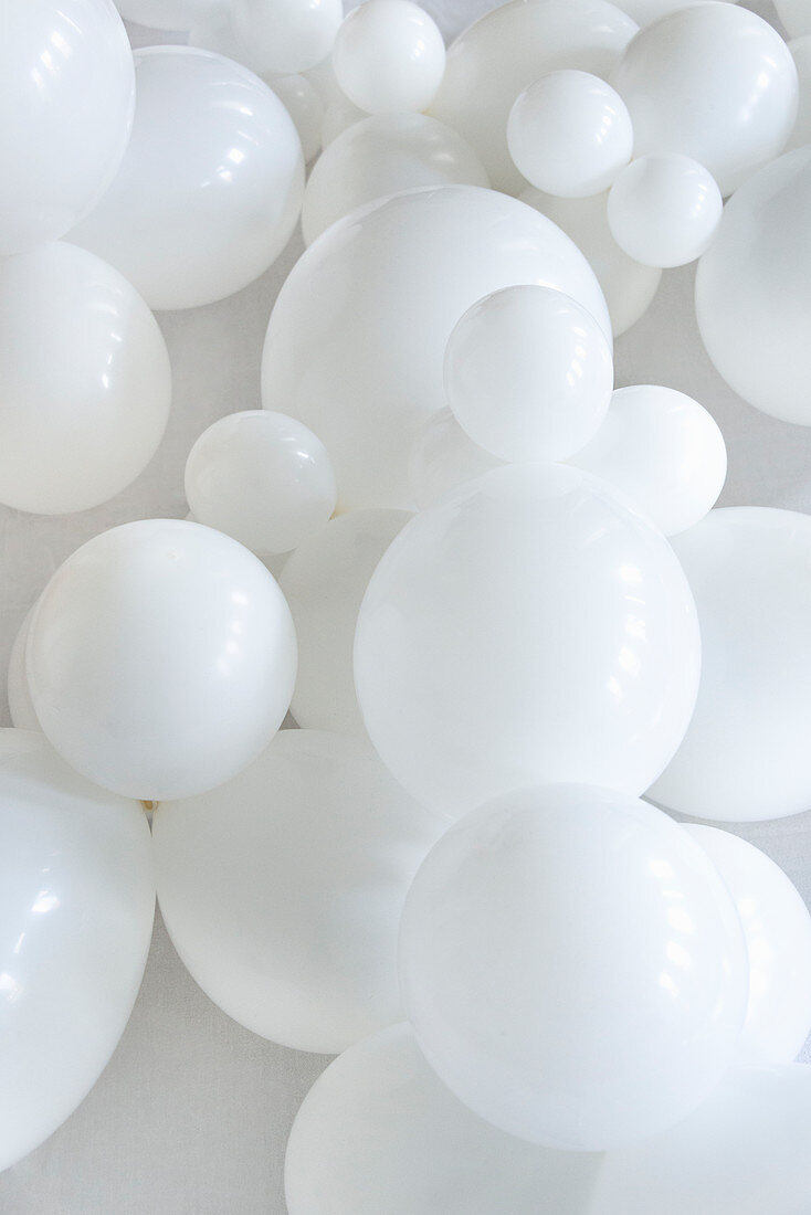 Unterschiedlich große, weiße Luftballons