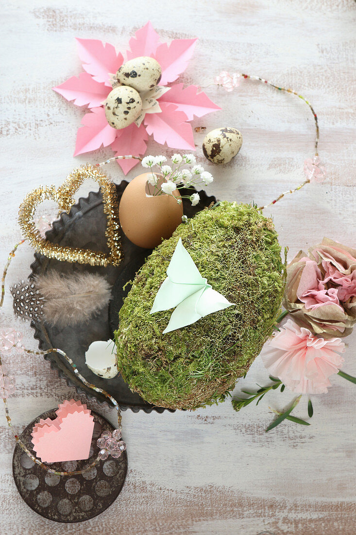 Romantische Frühlingsdeko in Naturtönen und Rosa mit Moos-Ei