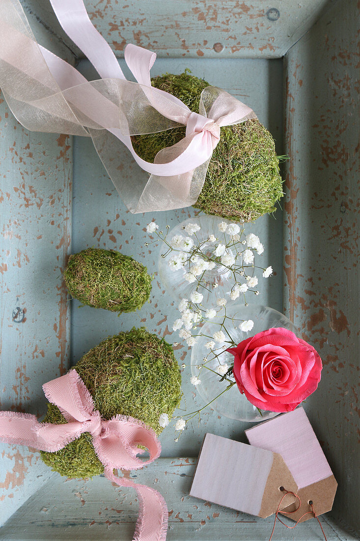 Romantische Frühlingsdeko in Naturtönen und Rosa mit Moos-Eiern