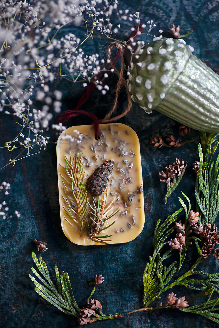 Selbstgemachtes Aromawachs mit Thuja- und Nadelzweigen