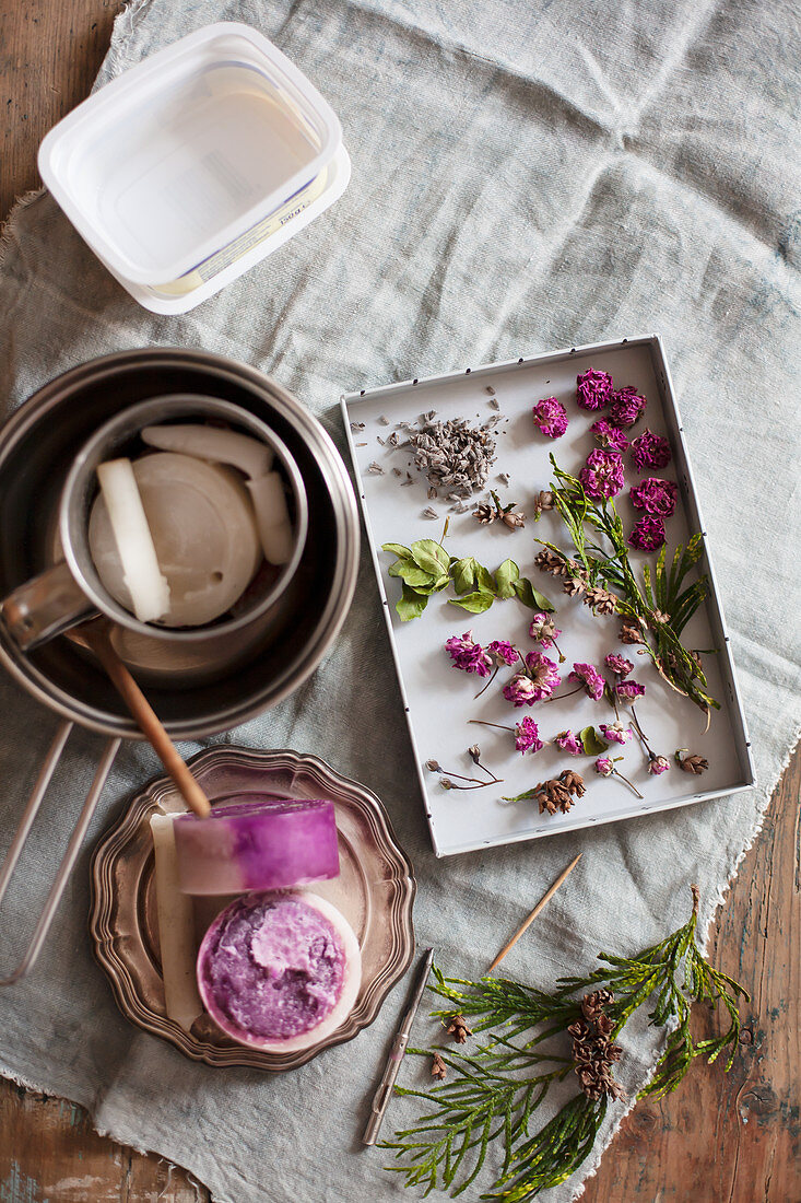 Material für selbstgemachtes Aroma-Wachs mit Trockenblumen