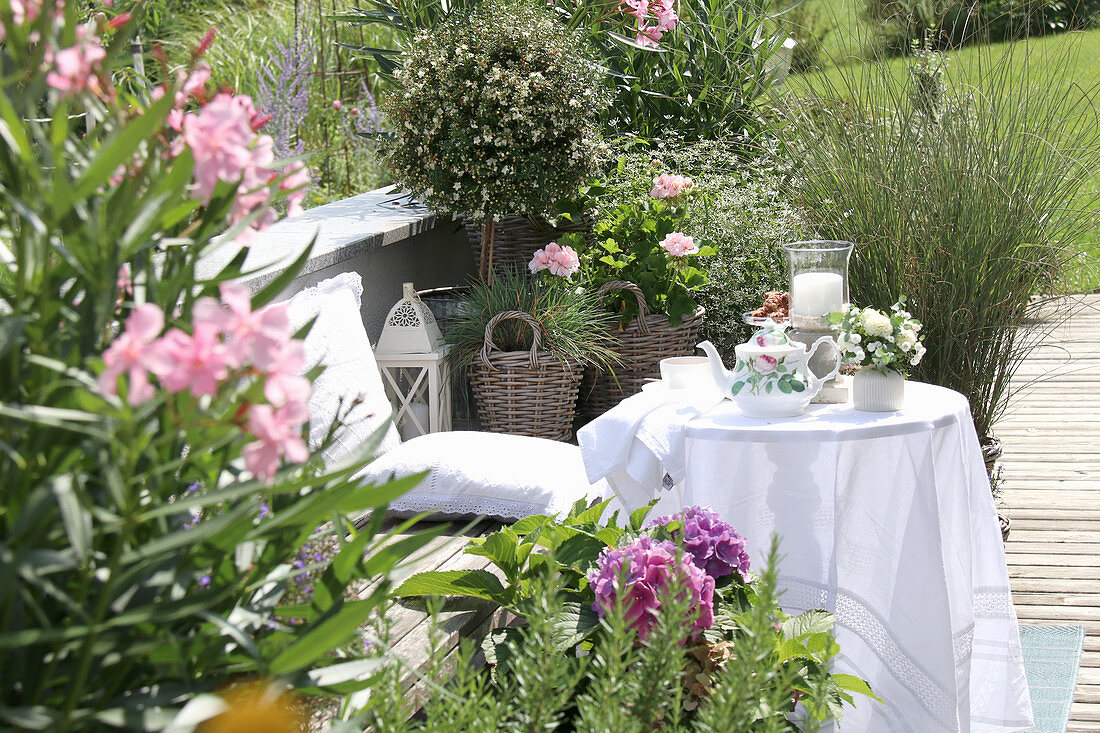 Sitzplatz auf Sommerterrasse