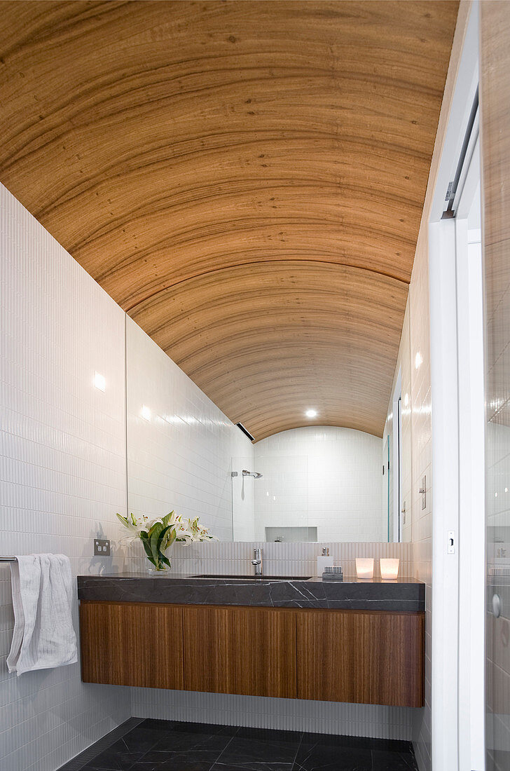 Elegantes Badezimmer mit Deckengewölbe