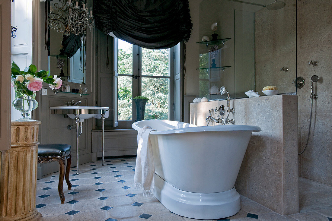 Bad im französischen Stil mit freistehender Badewanne neben halbhoher Duschtrennwand