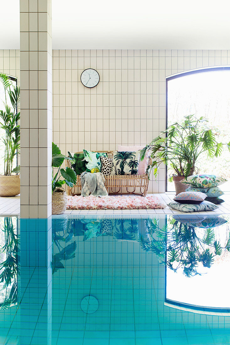 Exotische Deko mit Zimmerpflanzen in einem Schwimmbad