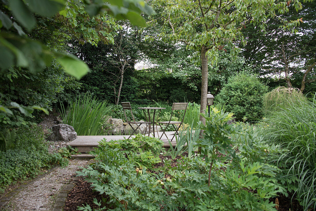 Sitzplatz auf der Terrasse im naturnahen Garten