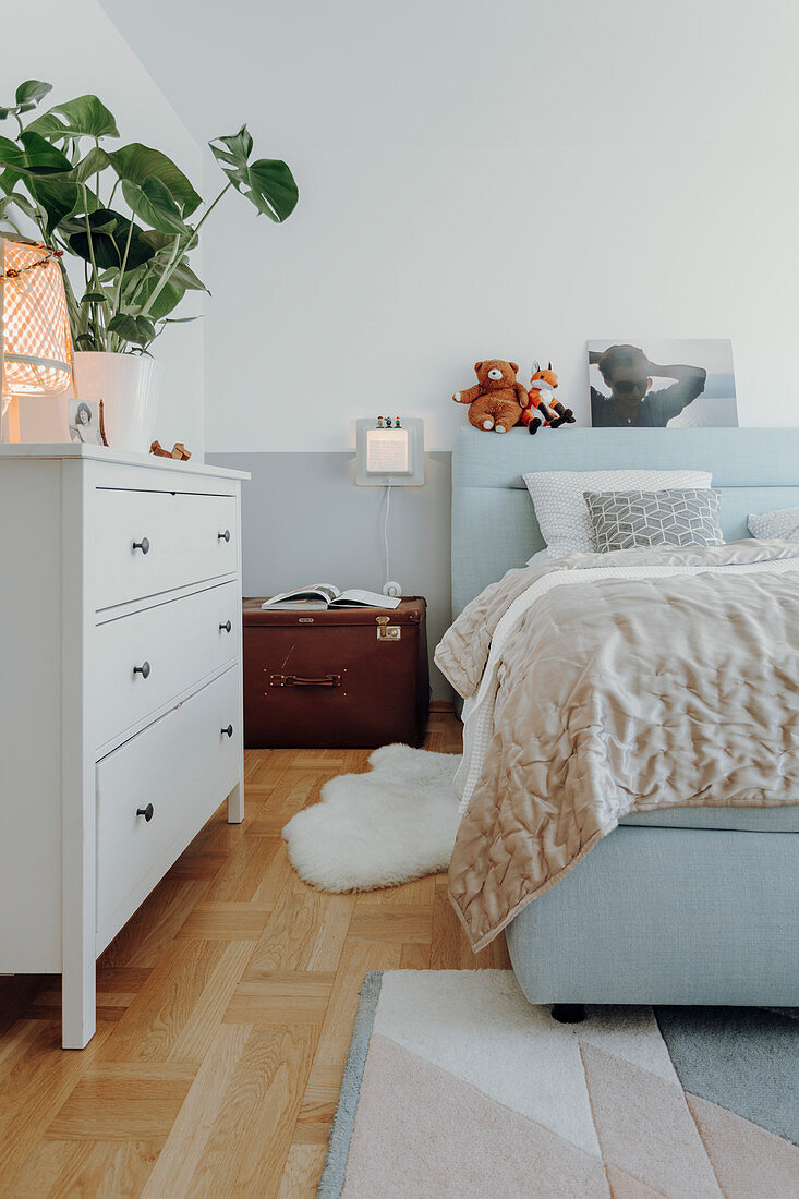 Gemütliches Schlafzimmer in Hellblau und Weiß